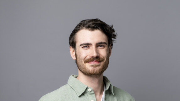 Portraitfoto von Lukas Schmid